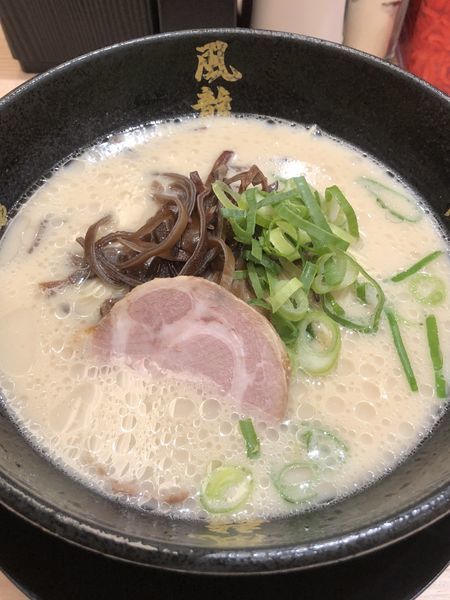 「とんこつラーメン」@とんこつラーメン 博多風龍 川崎銀柳街店の写真