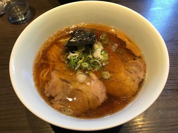 「醤油らぁめん」@支那そばや 本店の写真