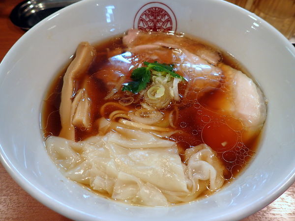 「鶏醤油らぁ麺＋自家製ワンタン」@らぁ麺とうひちの写真
