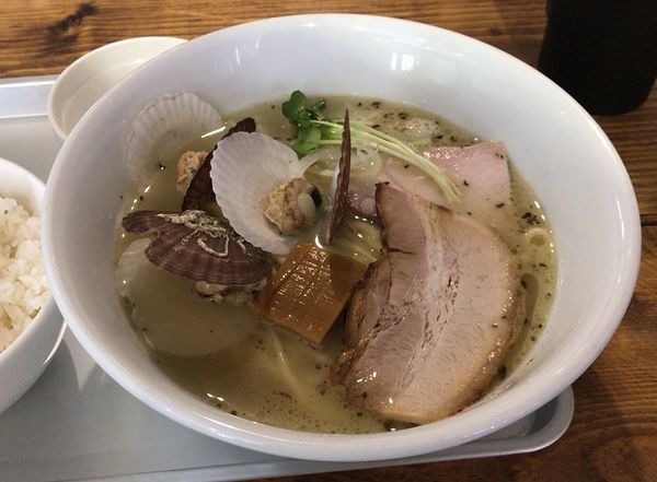 「塩ホタテバターらーめん(期間限定)＋中ライス」@らーめん なぶら 京王八王子店の写真