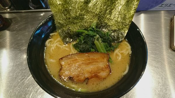 「醤油豚骨_700円」@横浜濃厚とんこつらーめん 赤坂三丁目家の写真