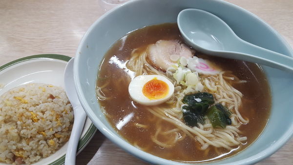 「醤油ラーメン 太麺+半チャーハン」@手打らーめん 岩間の写真