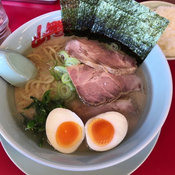 「醤油ラーメン650＋チャー2枚（クーポン）+味玉110」@山岡家 川島店の写真