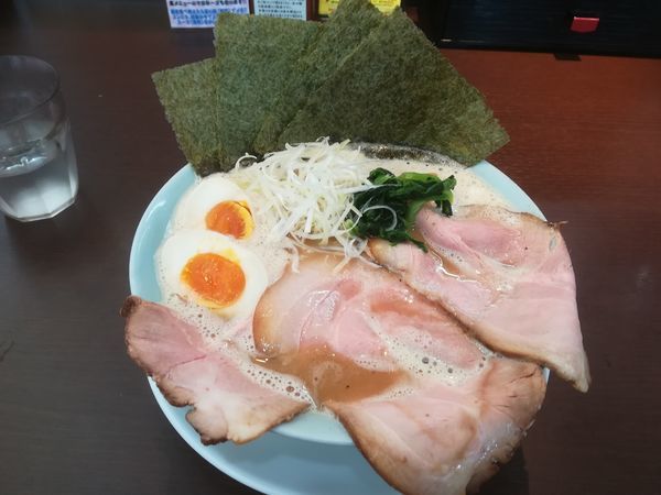 「豚骨醤油らーめん豪華盛り」@五代目晴レル屋の写真
