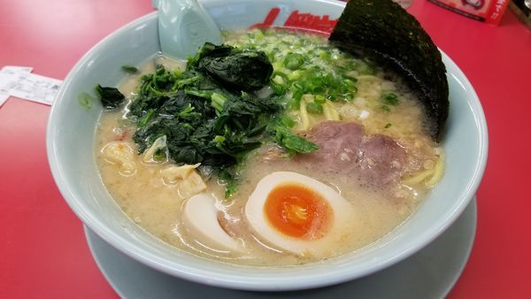 「プレミアム塩豚骨ラーメン　ほうれん草トッピング」@山岡家 松本店の写真