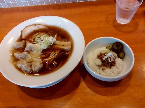 「自家製醤油ワンタン麺850円＋ミニそぼろごはん250円」@らーめんキッチン いいづかの写真