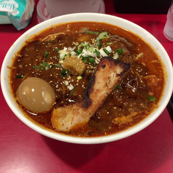 「馬辛味玉ラーメン 黒 中辛」@らー麺 つけ麺 おぐりの写真