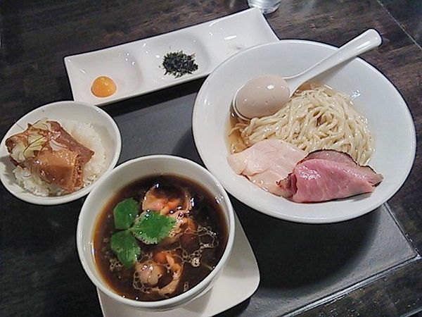 「昆布水の淡麗つけめん（醤油、中太麺）＋特製トッピング、など」@KaneKitchen Noodlesの写真