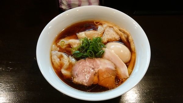 「醤油ワンタンらぁ麺＋名古屋コーチン味玉」@らぁ麺 すぎ本の写真