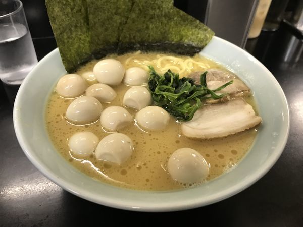 「チャーシューメン【大盛、全部普通、ウズラ12個追加】」@萬来亭の写真