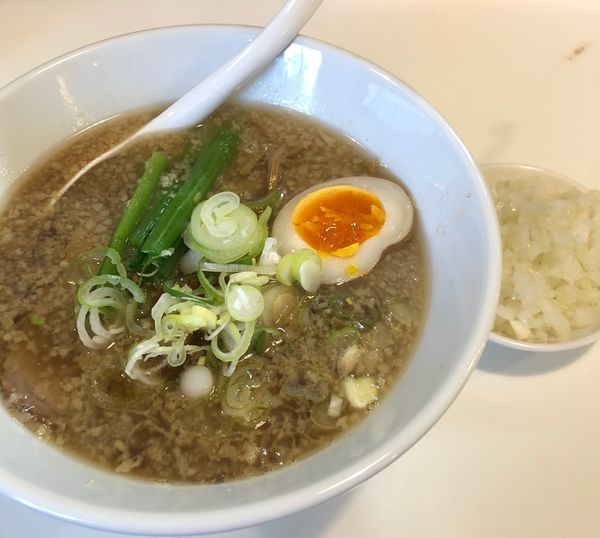 「背脂中華そば(¥700)+タマネギ(¥50)」@中華そば わたなべの写真