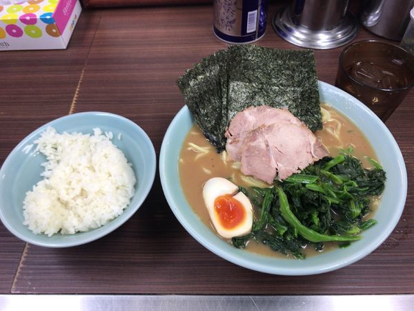 「特製ラーメン中850円 のり、ほうれんそう ライス無料」@横浜家系らーめん 武蔵家 川口店の写真