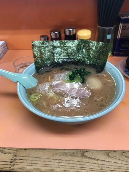 「中ラーかため 味玉」@梅浜亭の写真