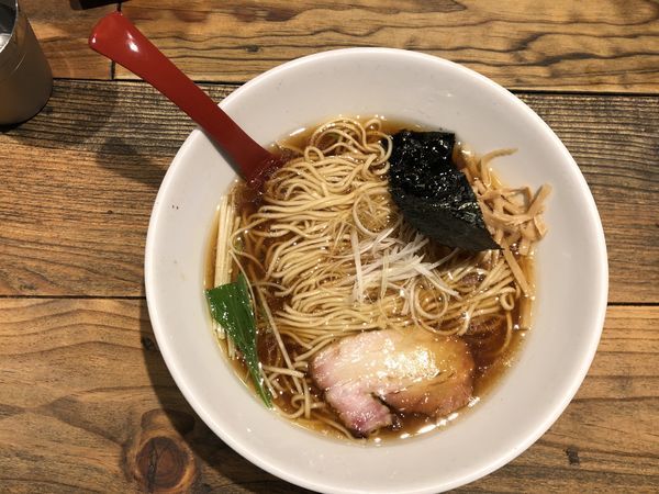 「香彩鶏醤油らーめん」@麺屋 翔 西新宿本店の写真