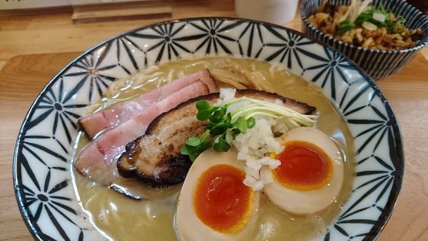 「特製鶏白湯煮干そば+大ちゃんの気まぐれご飯+替玉」@Ramen611の写真