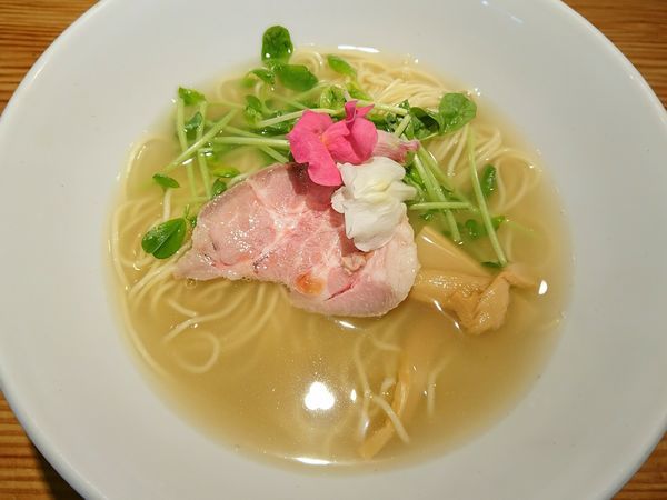 「【限定】のどぐろ煮干し塩そば ～春の豆苗添え～」@らぁ麺屋 つなぎの写真