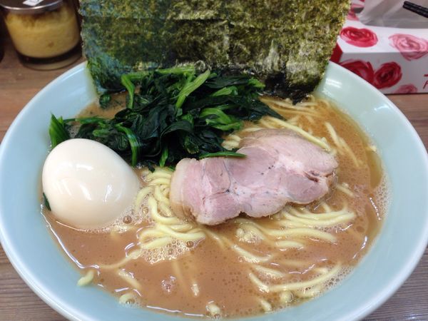 「ラーメン + ほうれん草」@横浜らーめん 渡来武の写真
