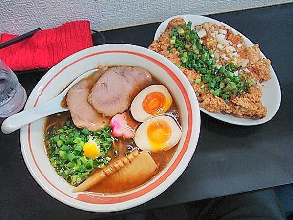 「特製らーめん ＋ 揚げチキン 油淋鶏風タレ付き」@自家製麺SHINの写真