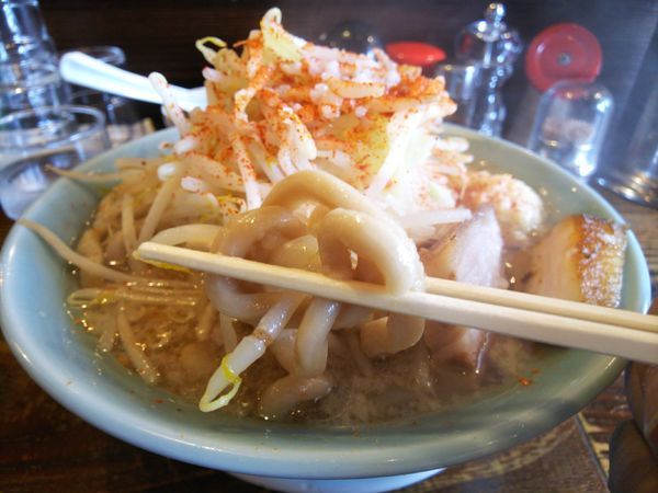 「大麺（太麺)＋無料トッピング全部」@らぁめん大山 中里店の写真