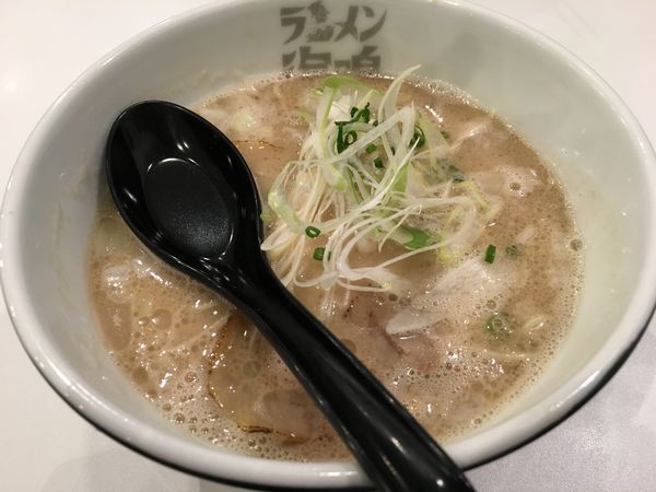 「とんこつラーメン690円」@ラーメン海鳴 福岡空港店の写真