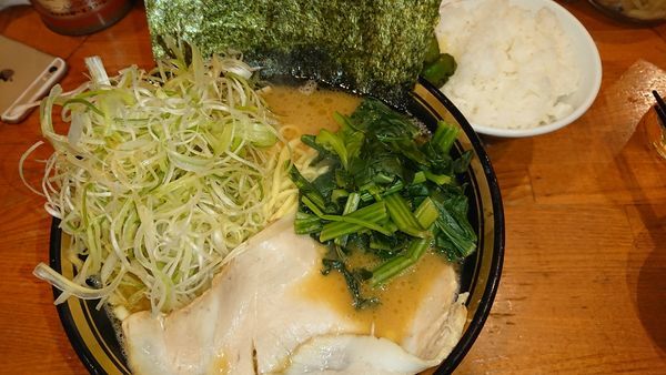 「中盛ラーメン(790円)+白髪ネギ(100円)」@末廣家の写真