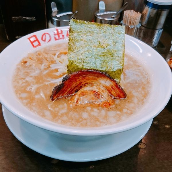 「魚介塩ラーメン 唐揚げ ミニチャーシュー」@日の出らーめん 横浜桜木町本店の写真