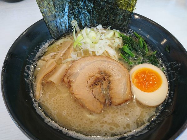 「豚骨醤油ラーメン(並)ｶﾀﾒ ￥750」@横浜家系ラーメン ゴル家 長津田店の写真