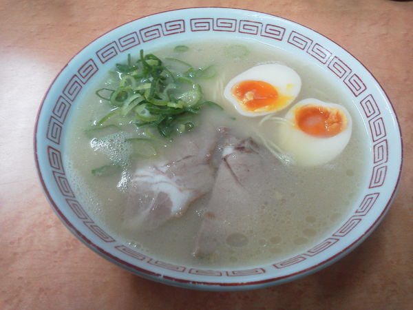 「煮玉子ラーメン 650円」@長浜ナンバーワン 祇園店の写真