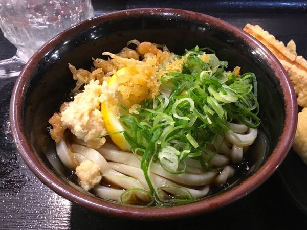 「レモンサワー￥１００＋ぶっかけ小＋半熟卵天＋ちくわ天」@讃岐うどん大使 東京麺通団の写真