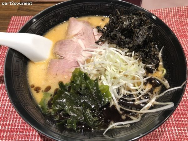 「とん辛マー油とんこつラーメン (820円)」@麺屋MASTER PIECE 勝浦本店の写真