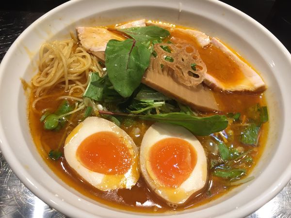 「味玉醤油らーめん（900円）」@牛骨らーめん ぶるずの写真