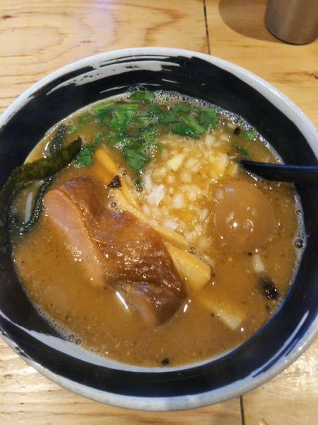 「こく醤そば 790円＋半熟味玉 100円」@麺場 浜虎 横浜店の写真