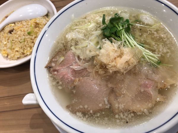 「塩らーめん＋やきめしセット(ハーフ)」@らーめん鱗 西中島店の写真