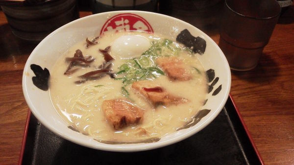 「白とんこつラーメン　＠７００円」@博多とんこつラーメン三代目てらッちょ。の写真