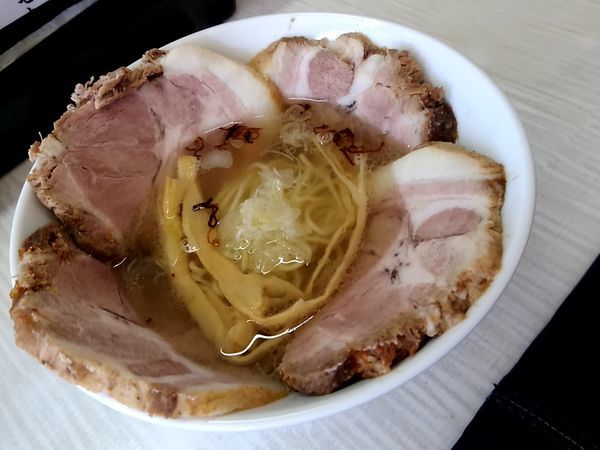 「煮豚塩らーめん(並盛・160g)950円」@拉麺 しのざきの写真