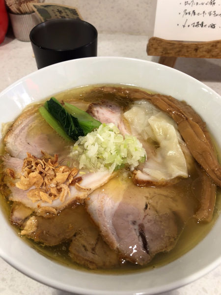 「【限定】想いの塩らぁ麺＋金華豚ﾁｬｰｼｭｰ＋ワンタン」@ラーメン星印の写真