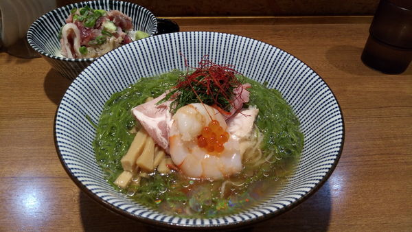 「しそ香る海老とイクラの冷やしめかぶそば」@寿製麺よしかわ 川越店の写真