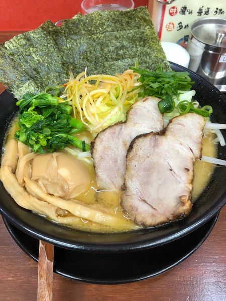 「豚骨醤油 全のせ」@飯山家系濃厚豚骨ラーメン がぁたくの写真