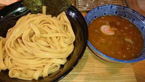 「平打ちつけ麺(800円)+大盛(100円)」@つけ麺 はま紅葉の写真