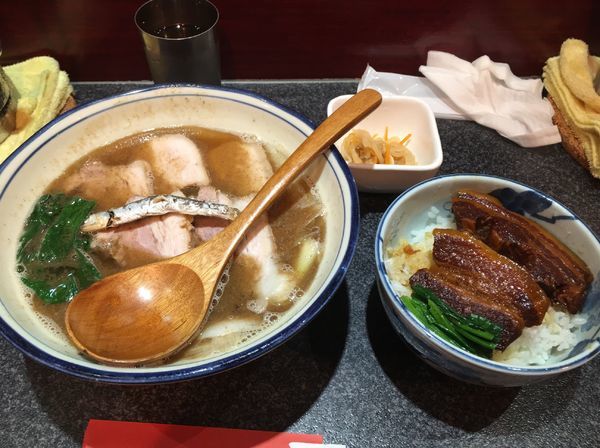 「肉かけラーメン、角煮ご飯」@烈志笑魚油 麺香房 三くの写真