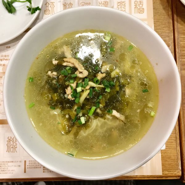 「豚肉と高菜の細切り入りそば980円」@老辺餃子館 新宿別館の写真