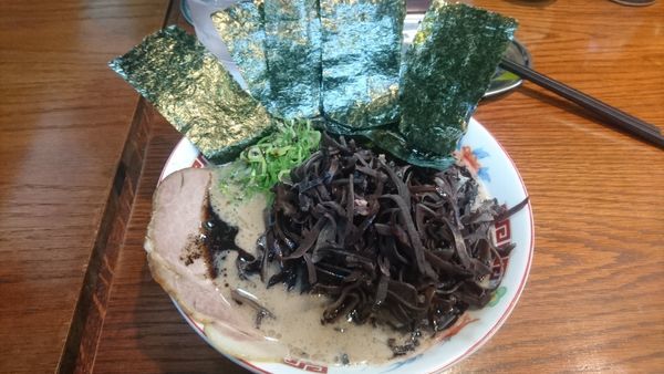 「濃厚ラーメン 黒 細麺+キクラゲ+海苔」@ラーメンかなやの写真