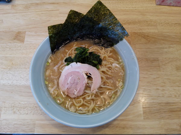 「家系醤油豚骨らーめん」@横浜家系らーめん 玉家の写真