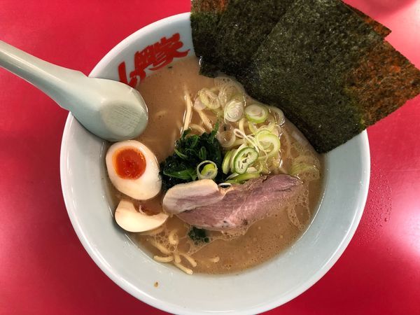 「醤油ラーメン＋味玉クーポン」@山岡家 山梨甲斐店の写真