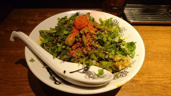 「カラシビまぜそば(カラ増し・シビ増し)＋パクチー･温玉」@カラシビ味噌らー麺・つけ麺 神田本店の写真