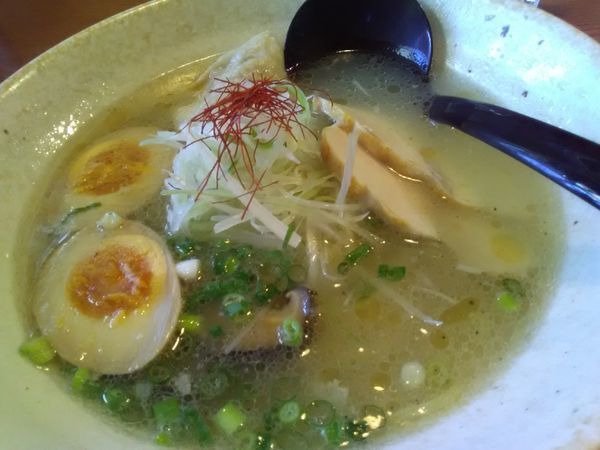 「新作鶏塩らーめん味玉付900円」@小樽らーめん豆の木 平方店の写真