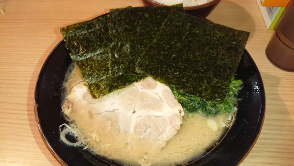 「ら～めん(並)700円+ライス中(100円)」@紫蔵の写真