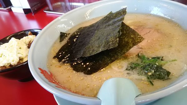 「プレミア塩とんこつ 中」@山岡家 川島店の写真