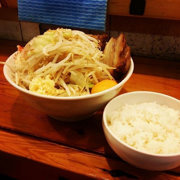 「油そば（全マシ）➕チャーシュー追加➕ライス」@らーめん 影武者 外伝の写真