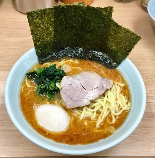 「旨辛ラーメン 味玉」@横浜ラーメン 武蔵家 日吉店の写真